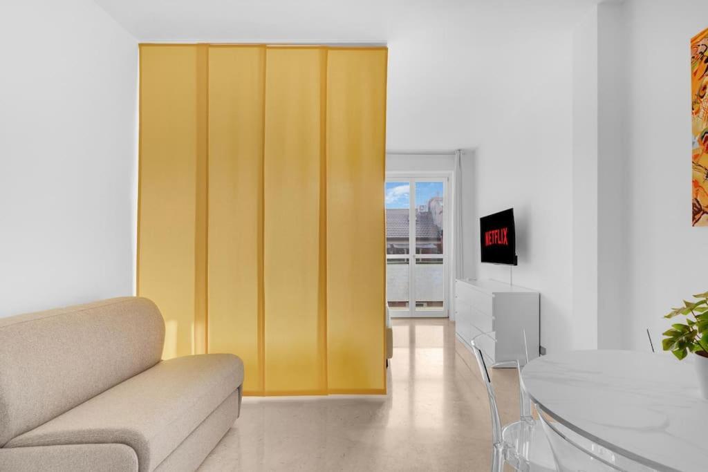 Yellow Flat Central Milano Esterno foto