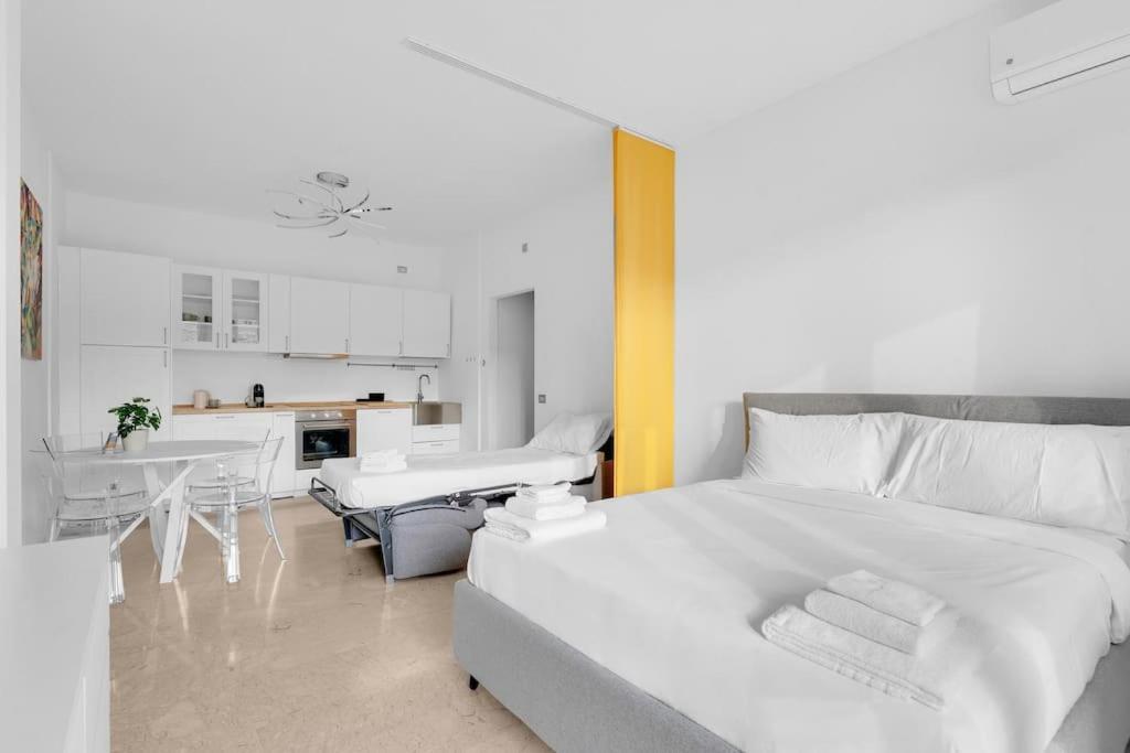 Yellow Flat Central Milano Esterno foto