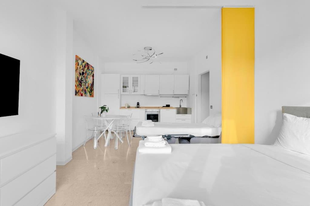 Yellow Flat Central Milano Esterno foto