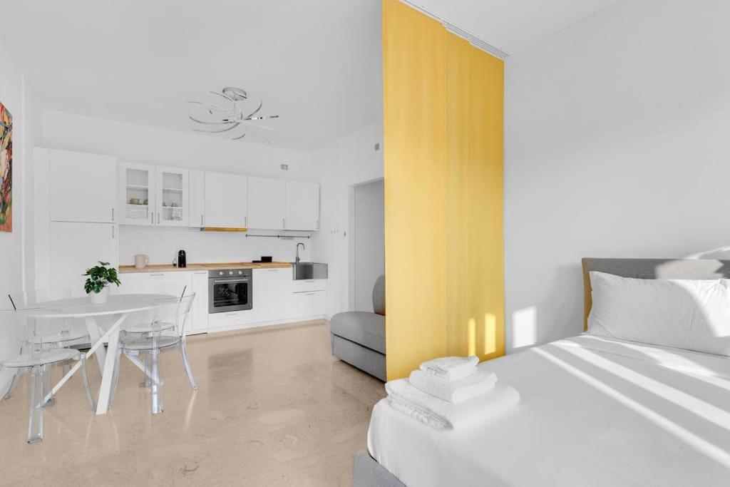 Yellow Flat Central Milano Esterno foto